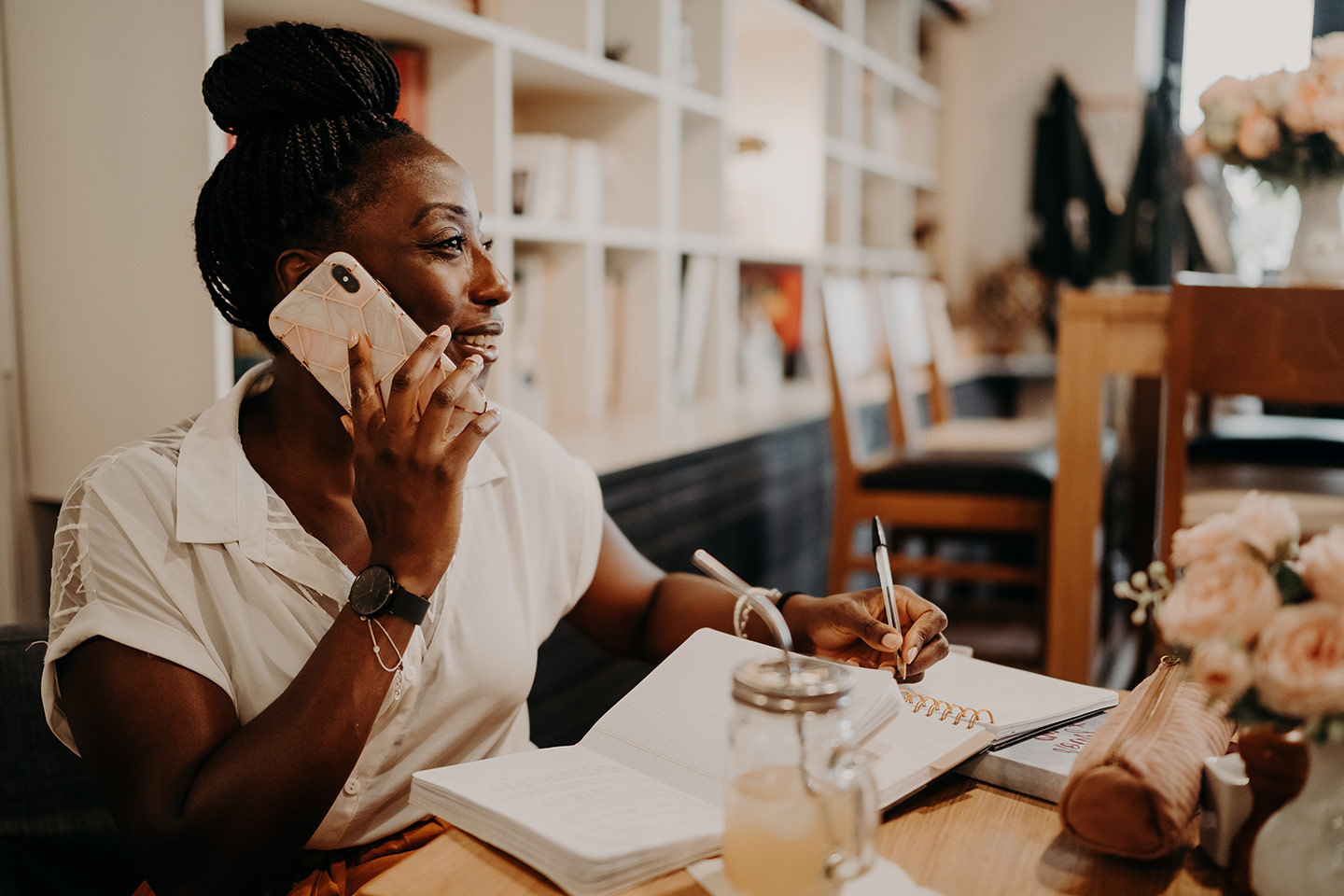 Femme entrepreneure au téléphone