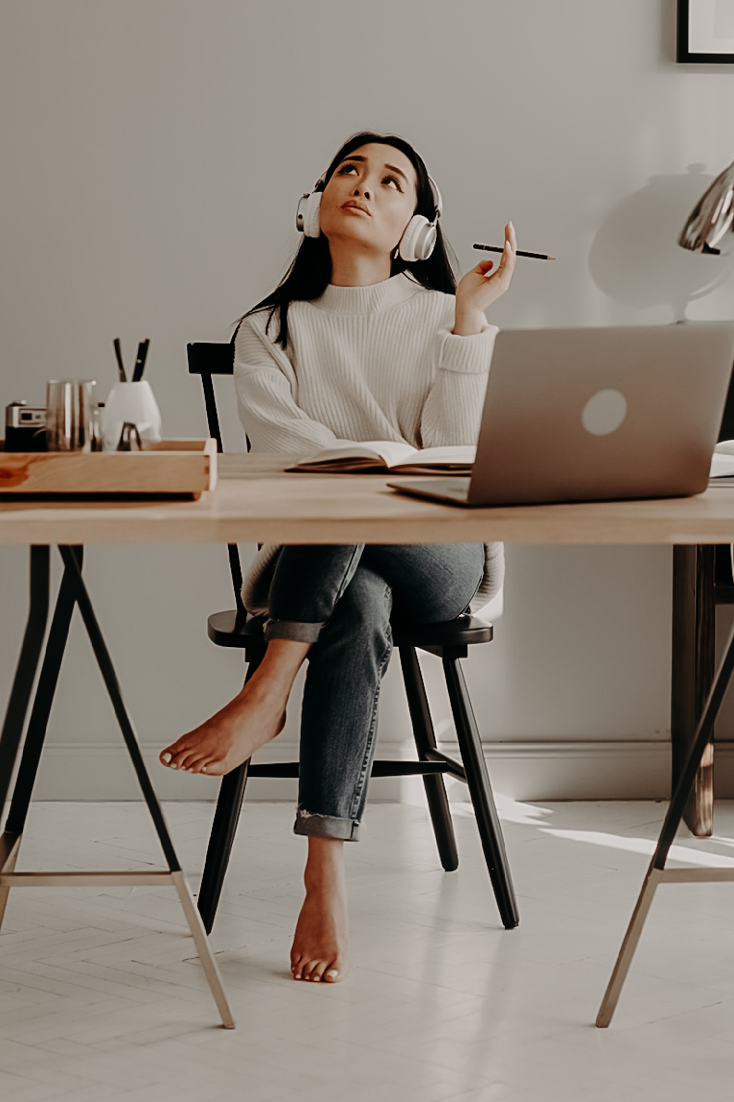 Femme avec un casque sur les oreilles